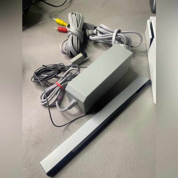 NINTENDO WII CONSOLE BUNDLE WHITE +Mario Party 8/ 2 AUTHENTIC CONTROLLERS - Picture 6 of 8